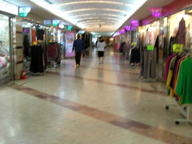 衣料品が売られている商店街の風景